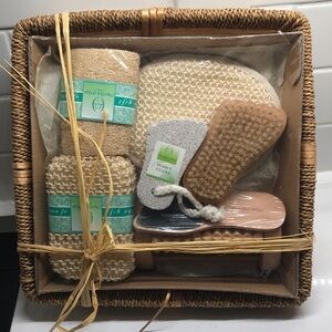 NWOT! 7 piece bath and shower gift set